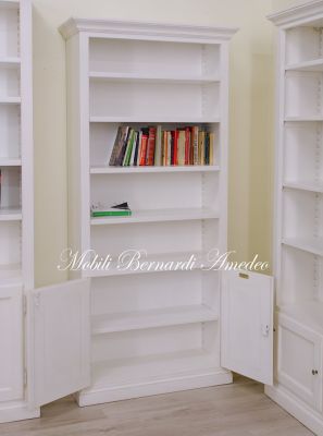 Libreria realizzata in legno e laccata colore bianco con 2 ante ripiani spostabili